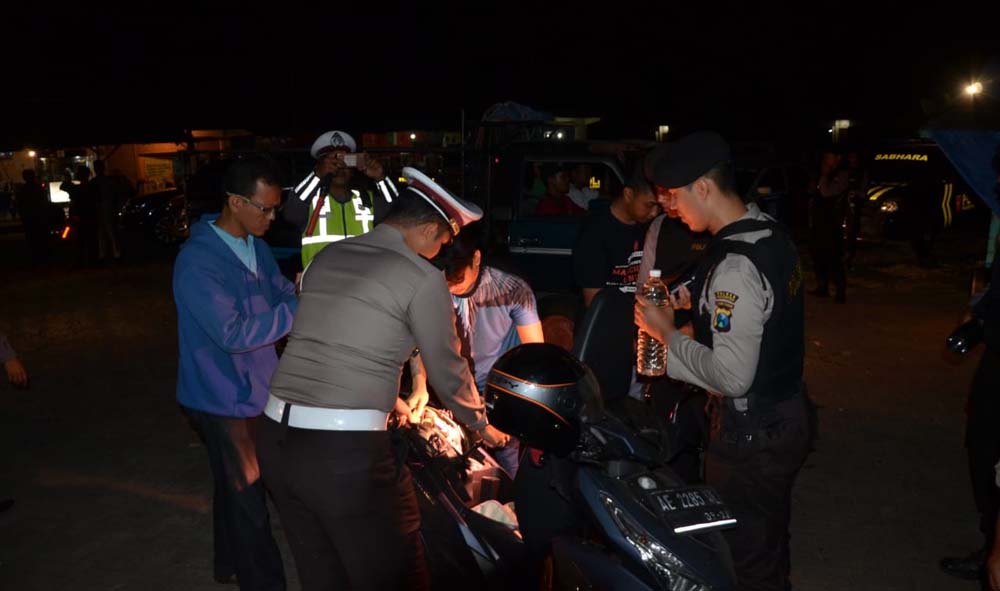 Petugas melakukan pemeriksaan pada motor yang membawa miras