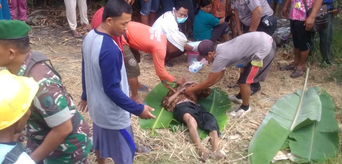 Petugas dan warga mengevakuasi korban