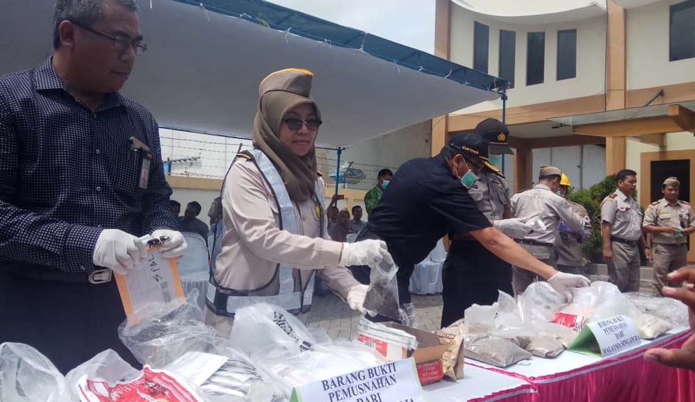 Petugas menunjukkan barang bukti yang dimusnahkan