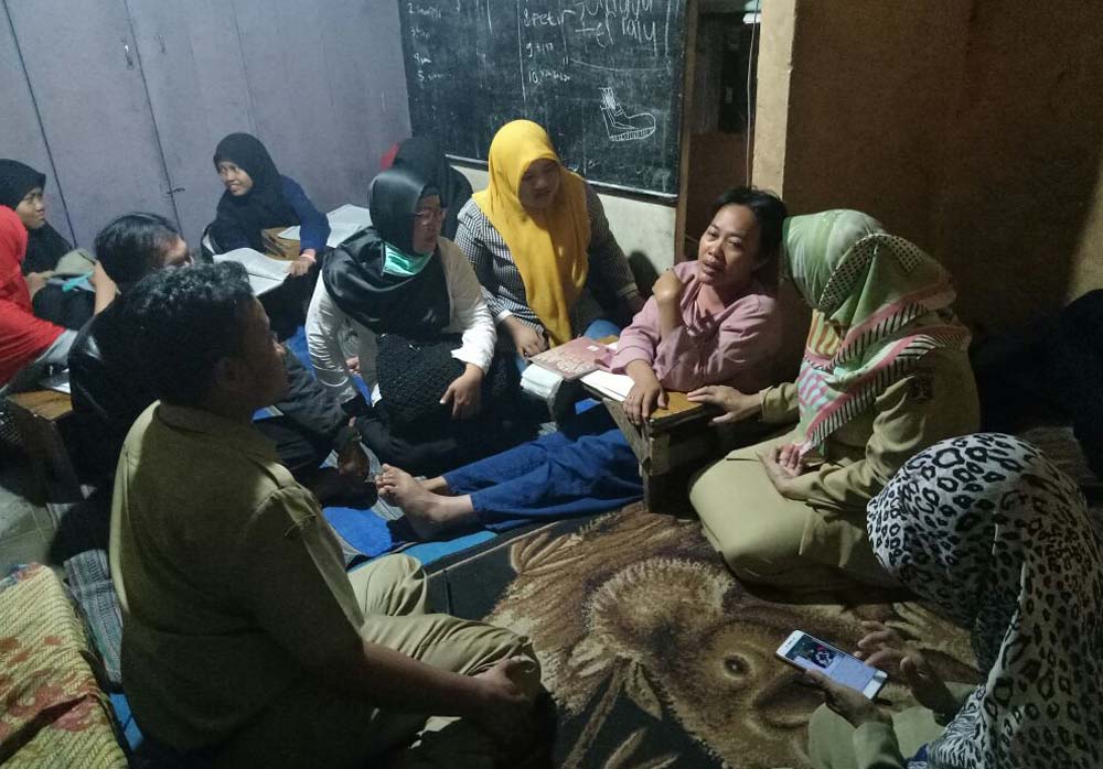 Tim terpadu dari Pemkot Surabaya mendatangi Ibu Juwarti di rumahnya
