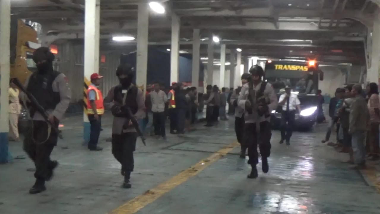 Pengamanan ketat pemindahan 9 pengedar narkoba di Dermaga Roro, Surabaya.

