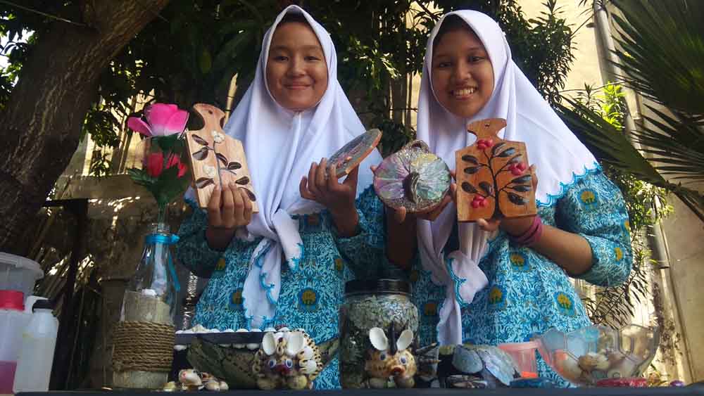 Dua siswi SMA Muhammadiyah Surabaya menunjukkan hasil karyanya