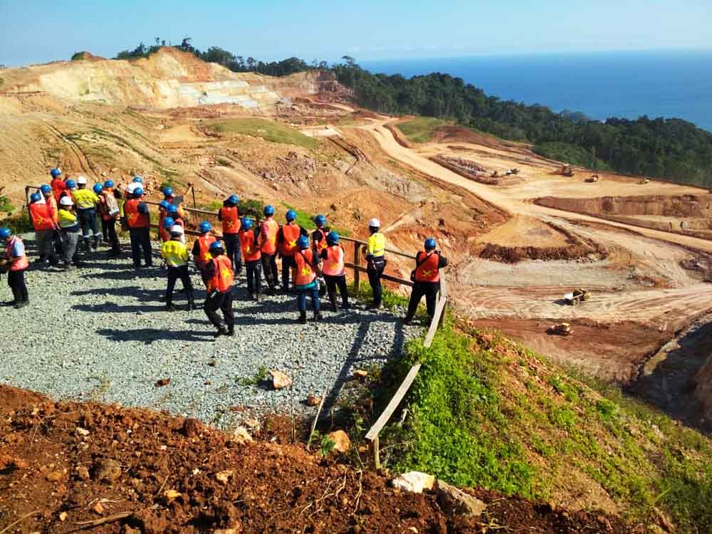 Para jurnalis saat mengunjungi tambang emas Tumpangpitu Banyuwangi.