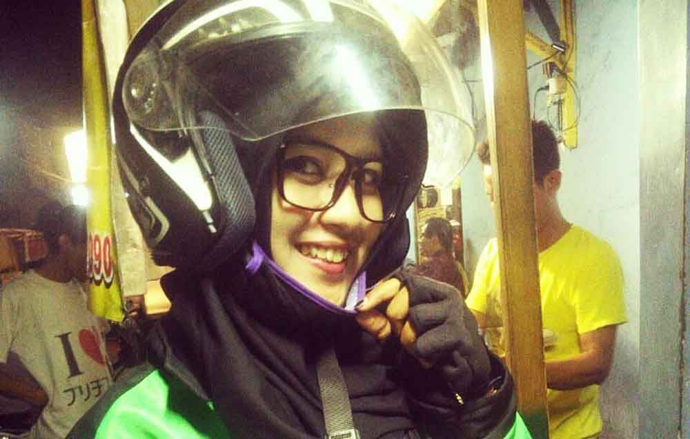 Nur Ma'rifat saat bertugas membelikan makanan pesanan pelanggan