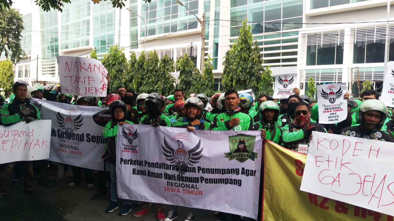 Para driver online yang menggelar aksi demostrasi.