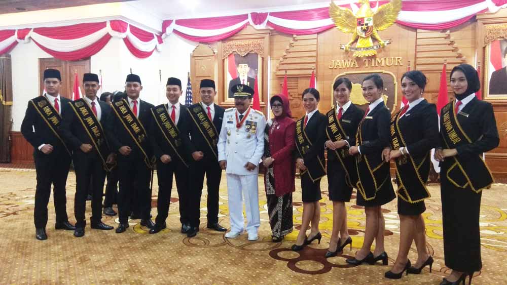 Gubernur Jawa Timur Soekarwo bersama istri berfoto usai uapacara peringatan hari kemerdekaan di Grahadi