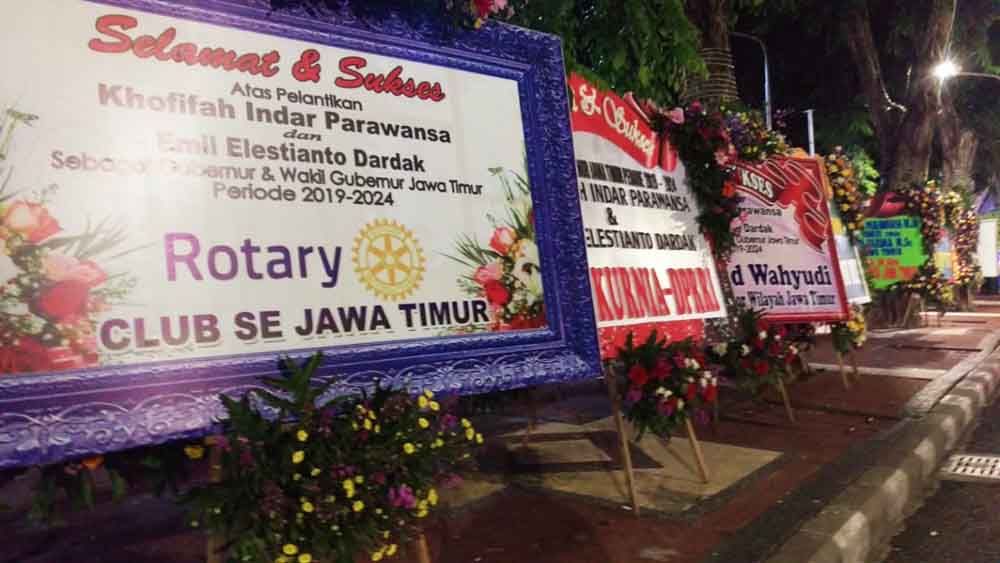 Karangan bunga di Gedung Grahasi