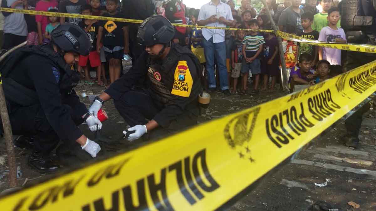 Tim Gegana Polda Jatim saat mengevakuasi granat yang ditemukan warga. 

