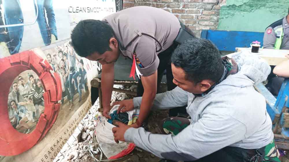 Petugas Polsek dan Koramil Dlanggu saat mengamankan granat nanas