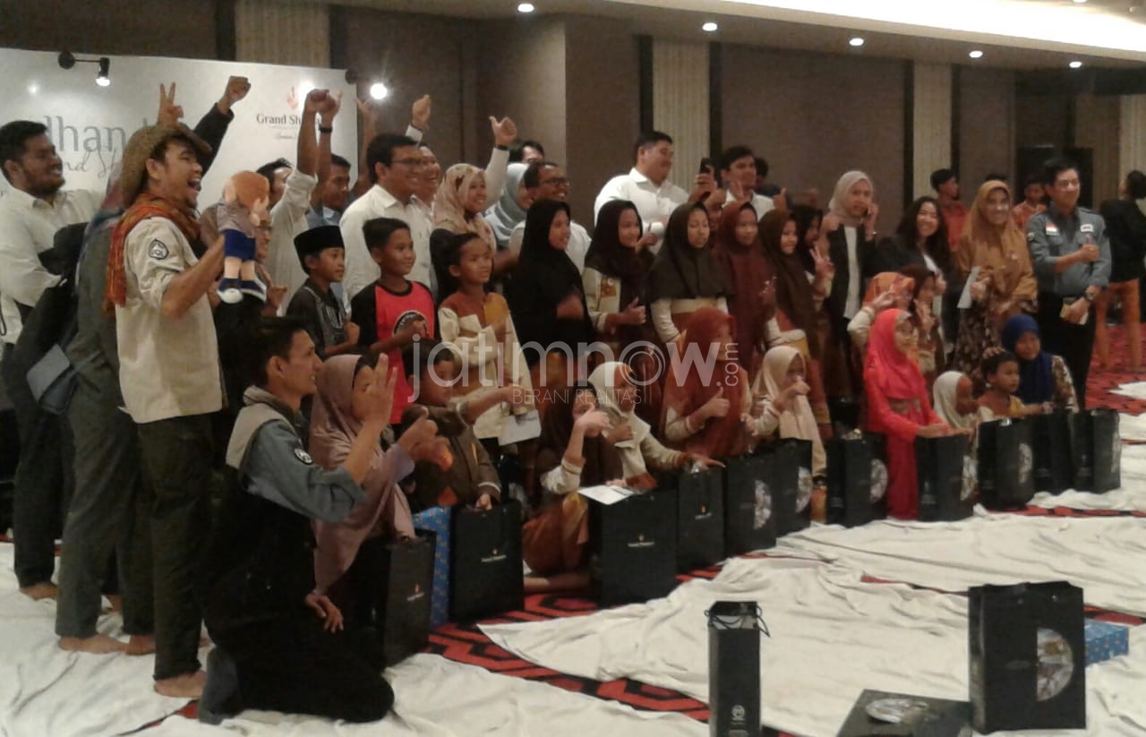 Foto bersama jajaran Grand Shamaya dengan anak-anak Sanggar Alang-alang.