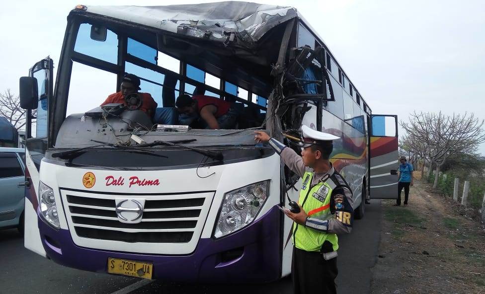 Kecelakaan di Tol Gresik, Bus Dali Prima Tabrak Pantat Truk