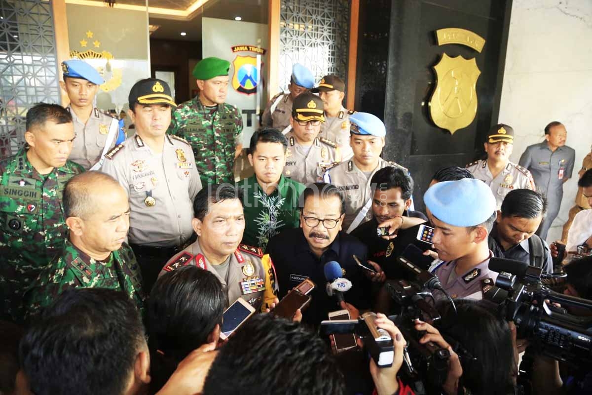 Gubernur Jawa Timur Soekarwo bersama Kapolda Jatim Irjen Pol Machfud Arifin usai apel di Mapolda Jatim