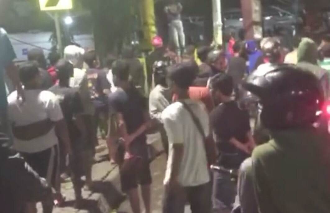 Sejumlah pemuda saat berada di luar Stasiun Gubeng