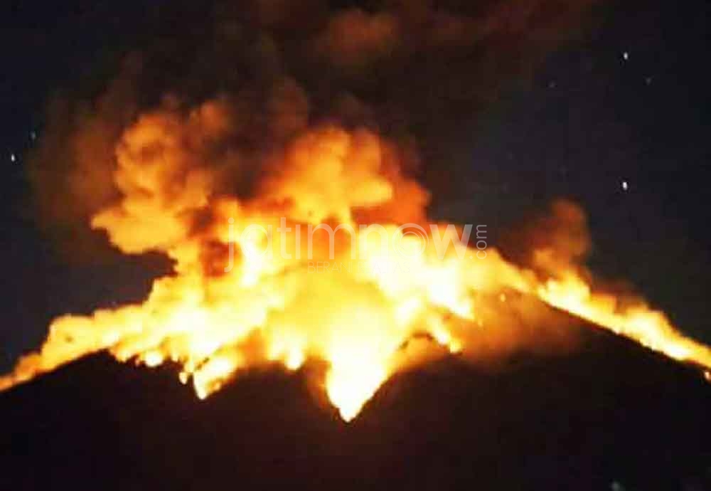 Lontaran lava pijar Gunung Agung Bali