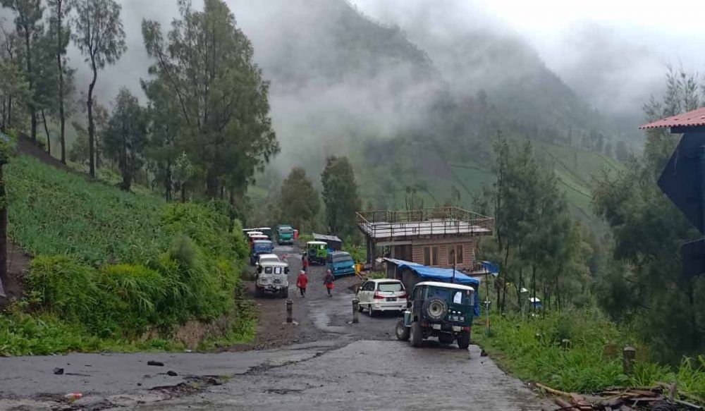 Gunung Bromo menyemburkan abu vulkanik serta asap
