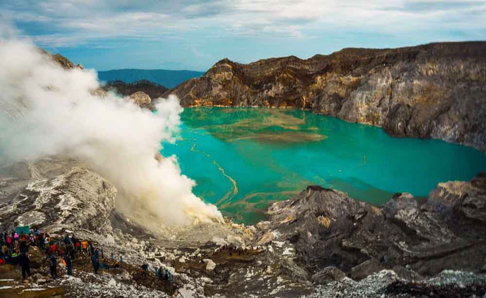 Wisatawan saat menikmati pemandangan Kawah Ijen