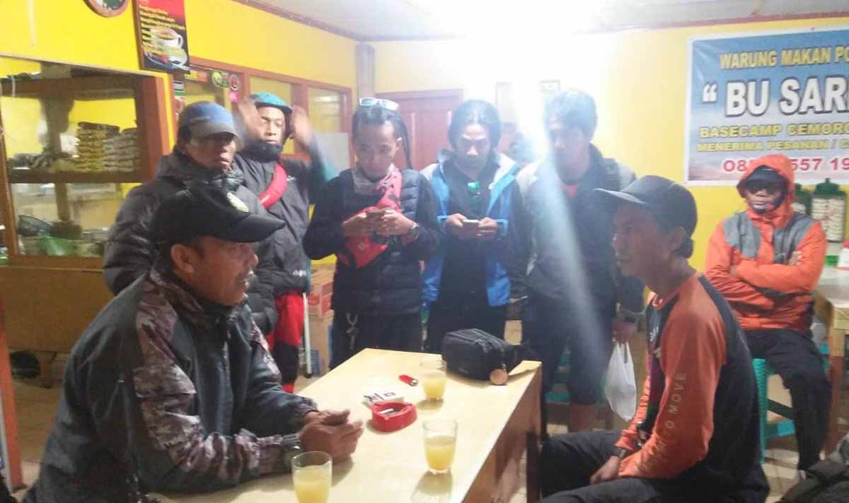 Kapolres Magetan, AKBP Muhammad Rifai bersama petugas berdiskusi soal pencarian survivor