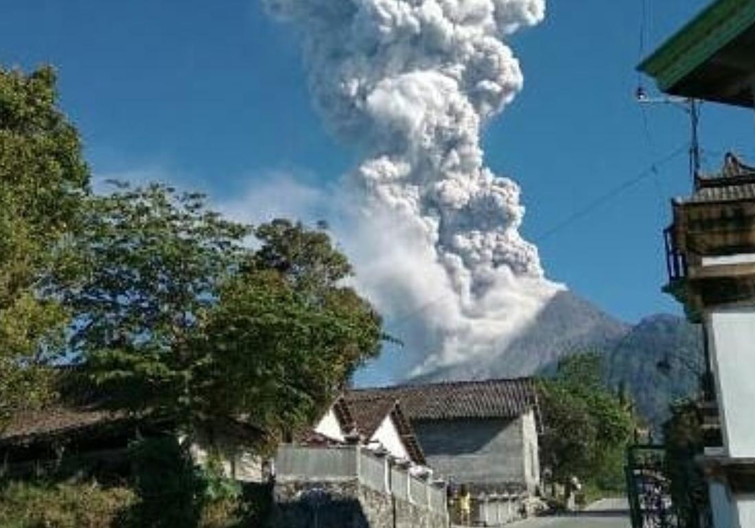 Gunung merapi saat meletus/IG: BNPB_Indonesia