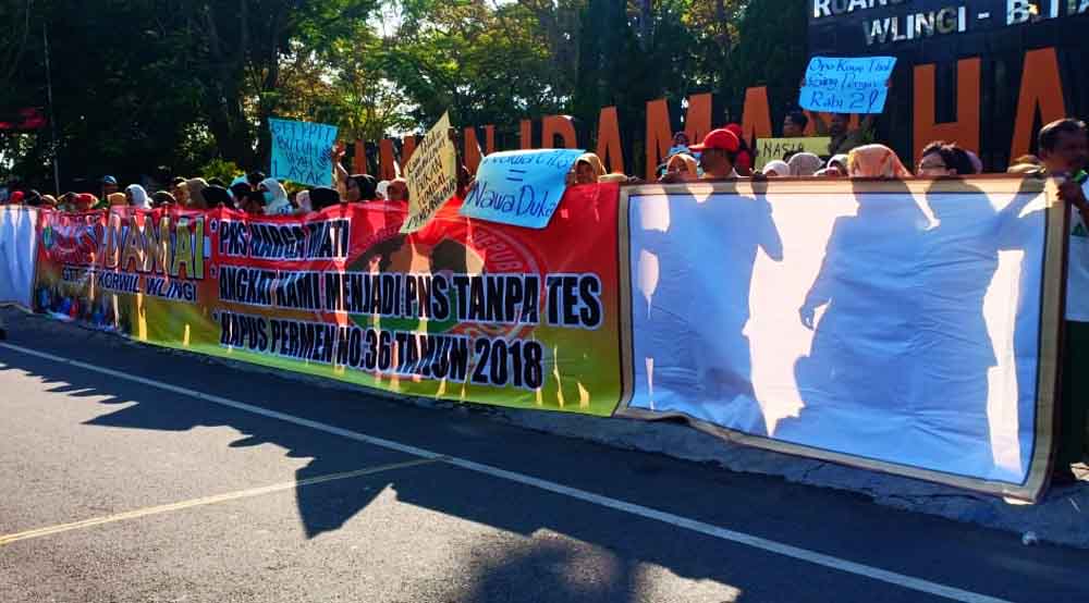 Aksi mogok mengajar guru tidak tetap di Blitar