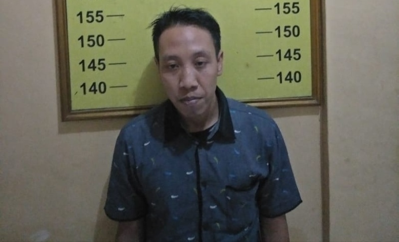 Tersangka penipuan dan penggelapan mobil, Achmad Nizar saat di Mapolsek Banyuwangi.