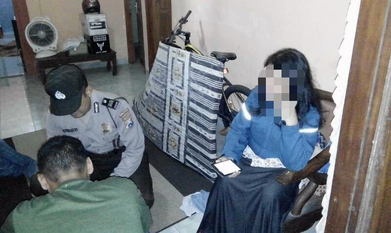 Polisi saat mengamankan pasangan selingkuh antara guru dan mantan muridnya/istimewa