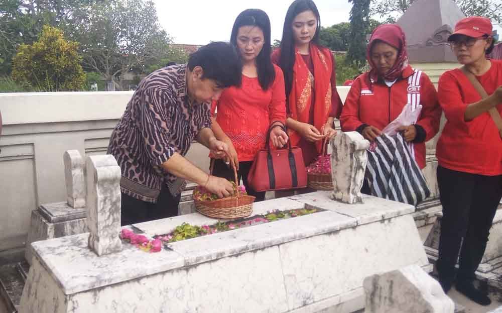 Guruh Sukarno Putra saat nyekar di Tulungagung