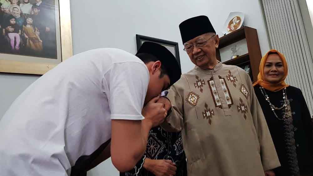 Al Ghazali ketika bersalaman dengan Gus Solah.
