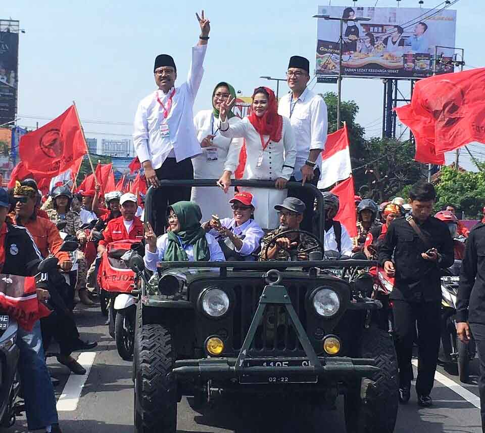 Cagub Gus Ipul bersama Cawagub Puti saat konvoi.