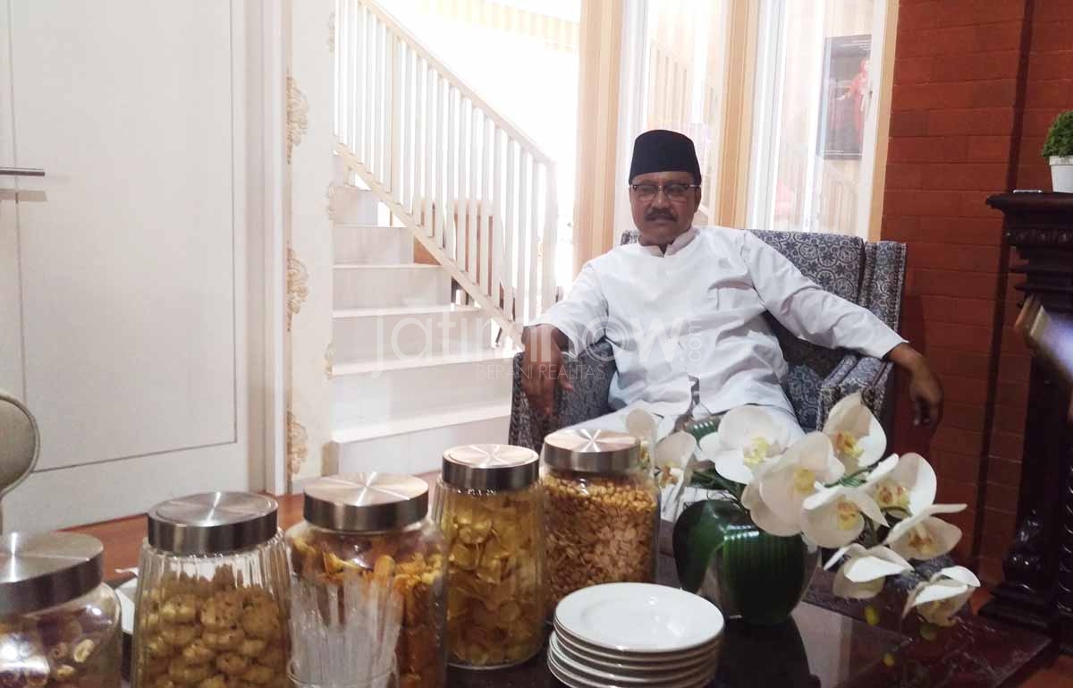 Calon Gubernur jawa Timur Saifullah Yusuf (Gus Ipul) saat di kediamannya sebelum menyalurkan hak suara