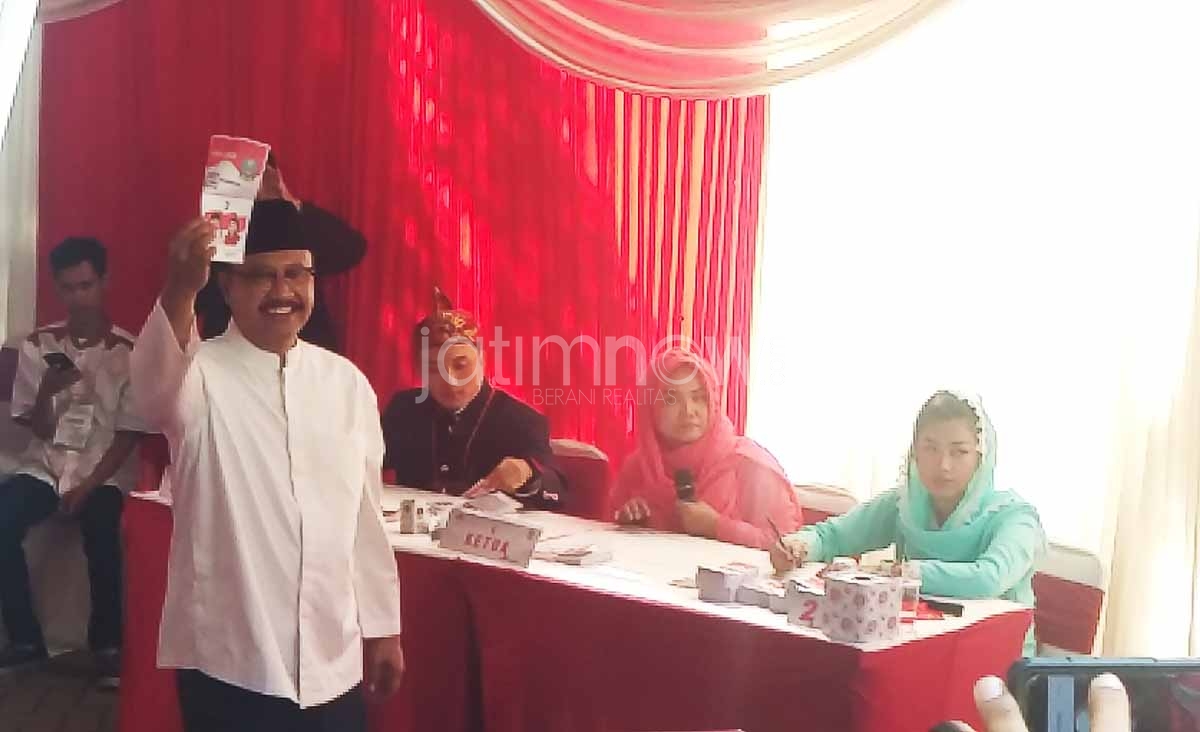 Cagub Jawa timur Saifullah Yusuf saat menyalurkan hak suara di TPS 03 Surabaya