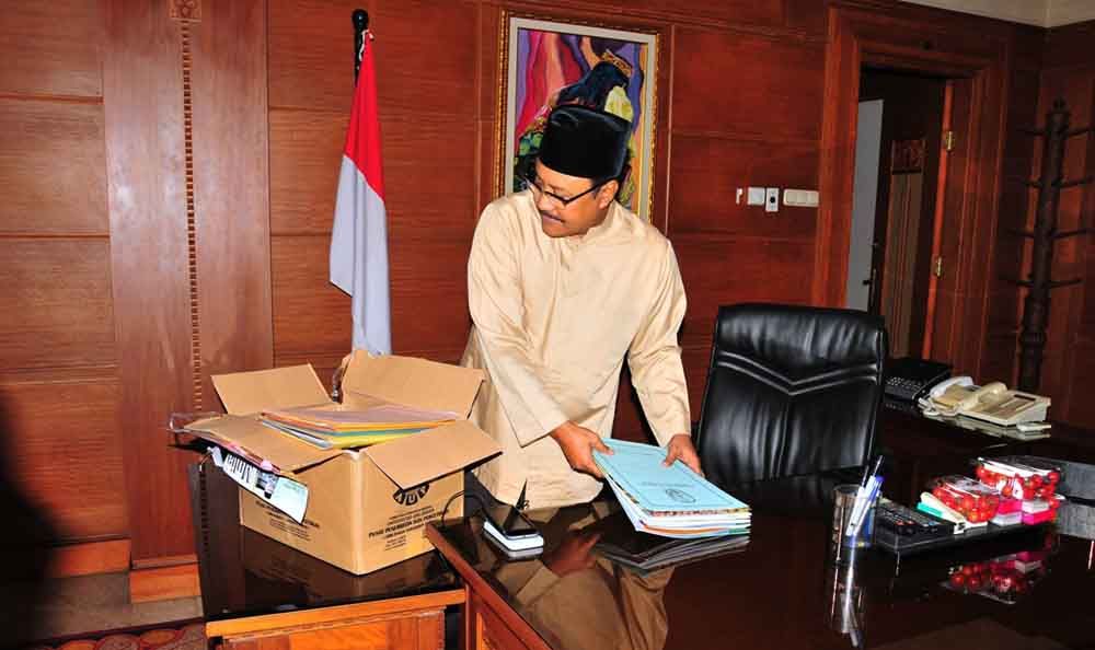 Akhir Masa Jabatan, Gus Ipul Kemasi Barang dari Ruang Kerja Wagub