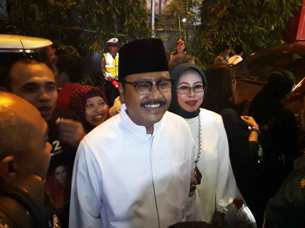 Cawagub saifullah Yusuf bersama istri saat tiba di lokasi acara debat Pilgub Jatim.