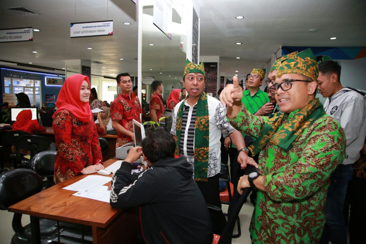 Ketika Romahurmuziy blusukan dengan Bupati Azwar Anas