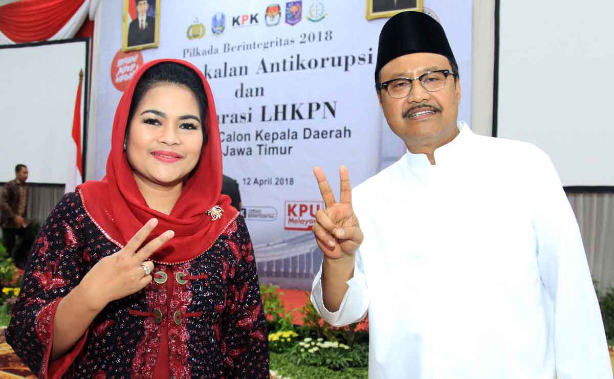 Gus Ipul -Puti saat menghadiri acara  Laporan Harta Kekayaan Penyelenggara Negara (LHKPN) di Gedung Negara Grahadi.