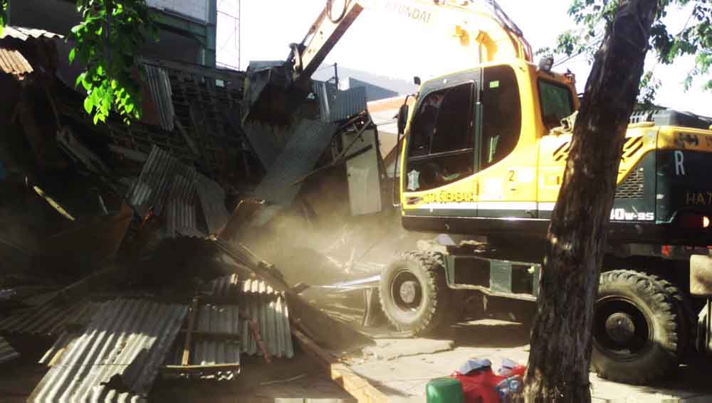 Proses pembongkaran bangunan semi permanan di jalan Semarang Surabaya