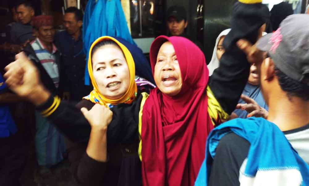 Berita Foto: Tangis Histeris Pembongkaran Bangunan di Jalan Semarang