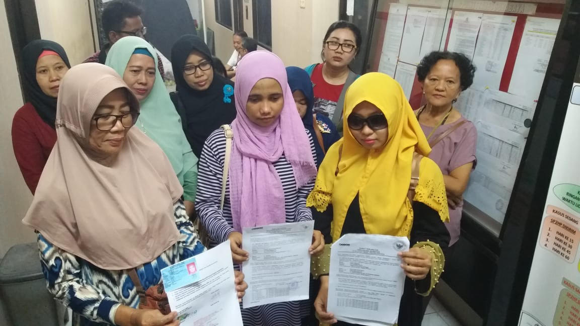 Sejumlah nasabah investasi bodong saat datang di gedung lantai 4 Gedung Anindita Satreskrim Polrestabes Surabaya.

