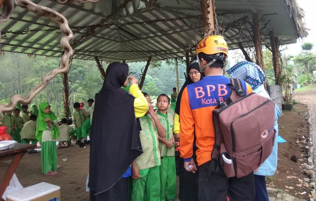 Petugas menenangkan para guru pendamping dan pelajar lainnya