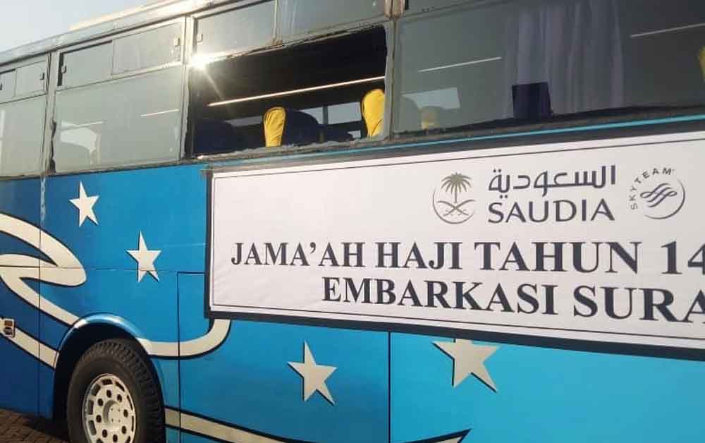 Foto viral kaca bus rombongan haji pecah di Surabaya