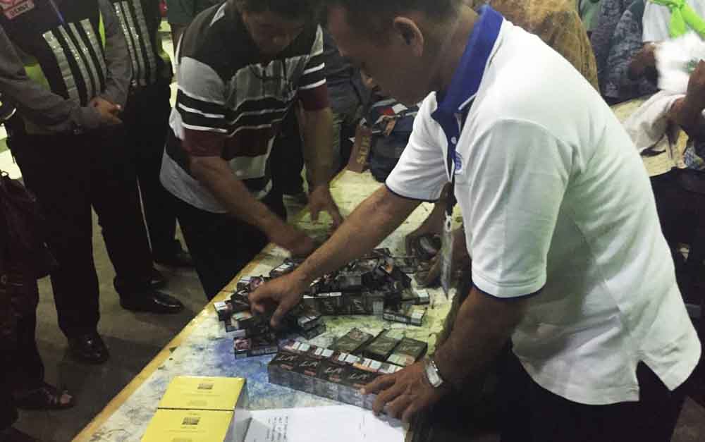 Petugas Sita Ratusan Bungkus Rokok Milik Jamaah Haji asal Jember