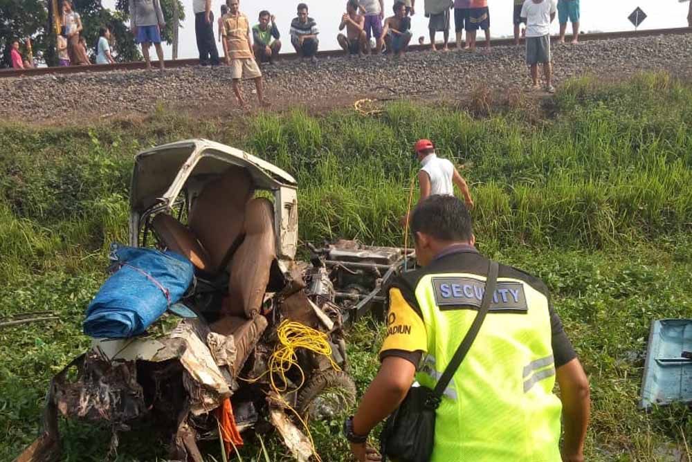 Kondisi mobil pikap yang hancur setelah disambar KA di Peterongan, Jombang