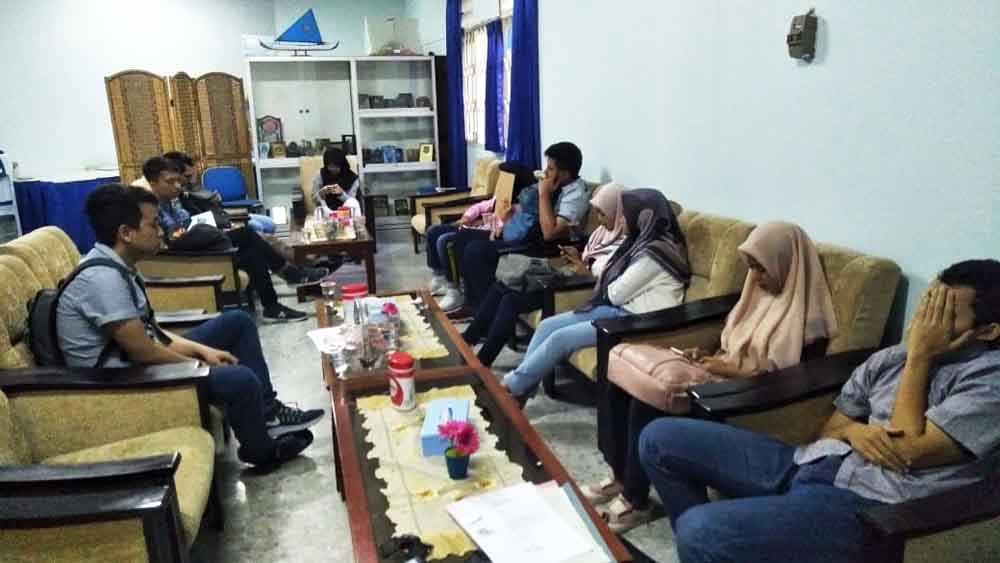 Calon mahasiswa Universitas  Hang Tuah Surabaya yang tertangkap curang