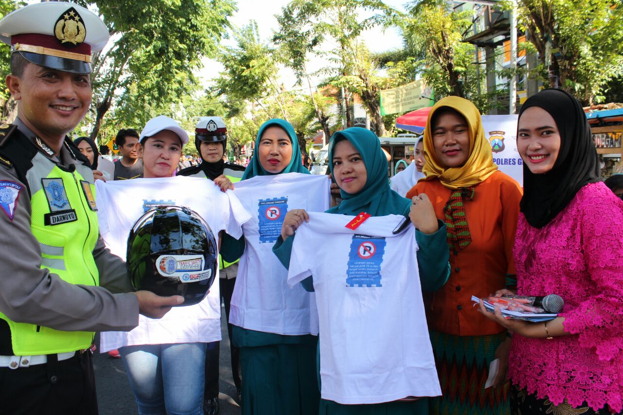 Peringati Hari Kartini, Polwan Gresik Ajak Warga Traffic Safety