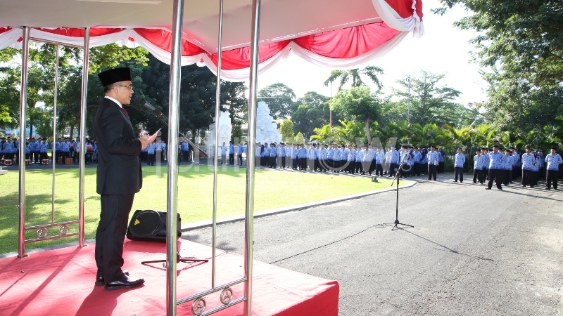 Bupati Anas saat memimpin upacara Hari Lahir Pancasila.
