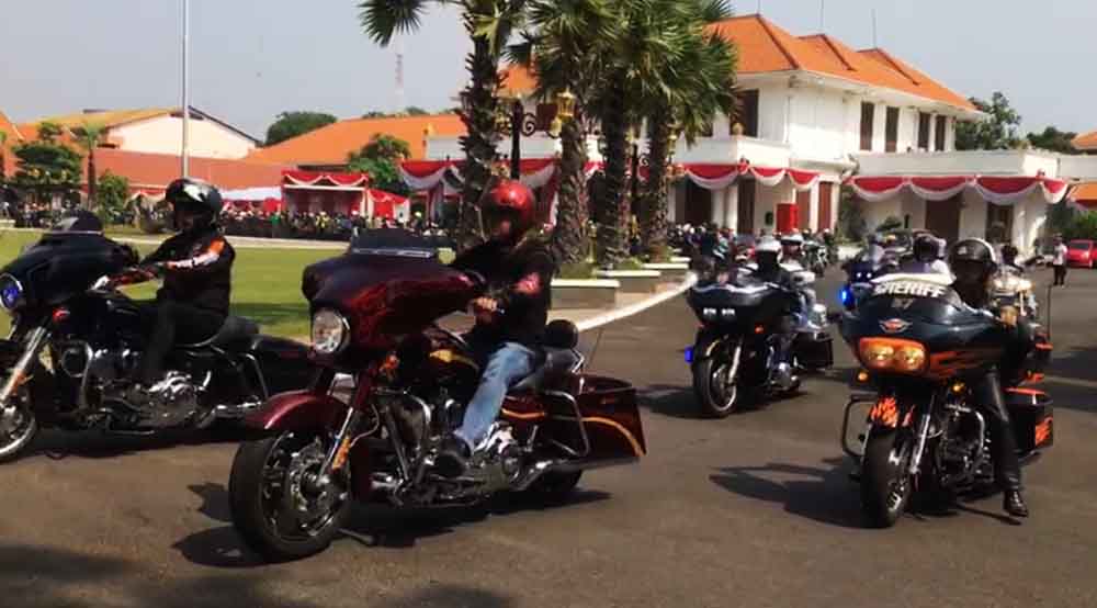 Konvoi motor besar Harley Davidson dari Grahadi Surabaya