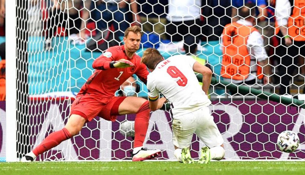Harry Kane dari Inggris mencetak keunggulan 2-0 melawan kiper Jerman Manuel Neuer (Foto: EPA-EFE/Justin Tallis via Republika)