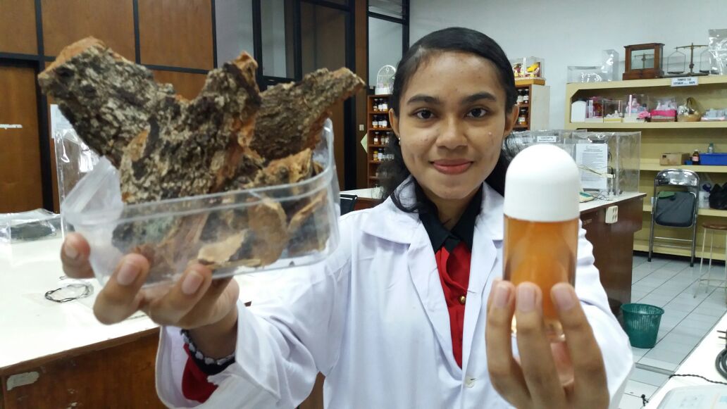 Yudith menunjukkan hasil penelitiannya