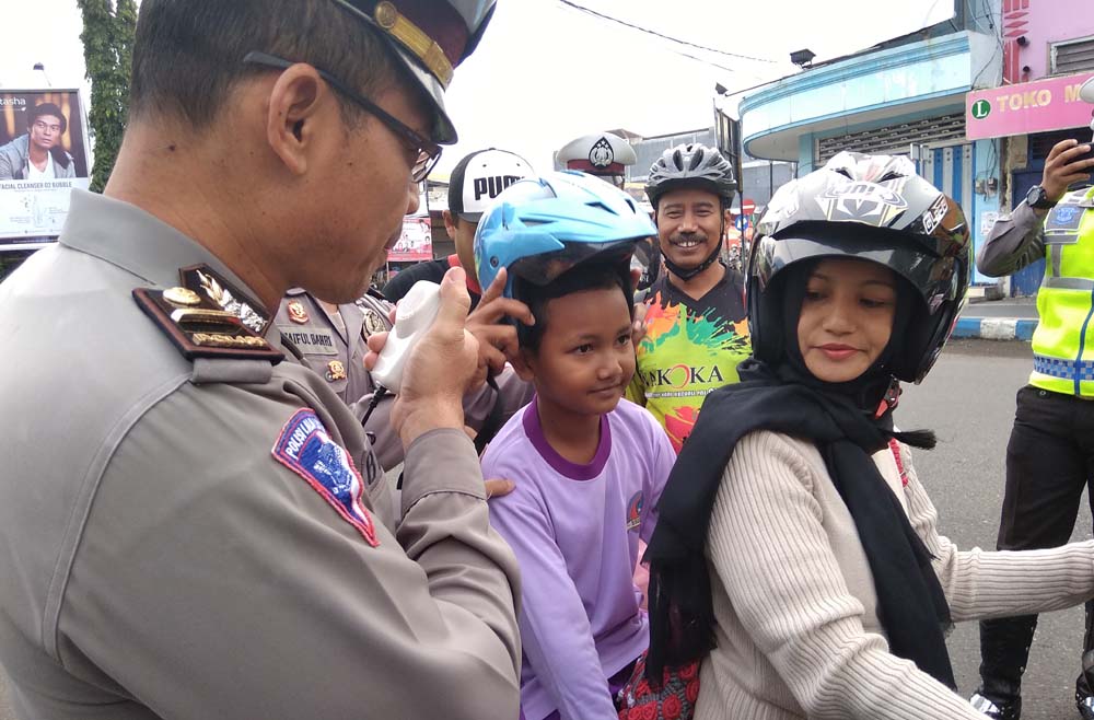 Bagi-bagi Helm dan Bonus Rp 50 Ribu untuk Anak di Ponorogo, Mauu...