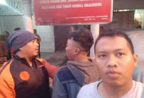 Denny (tengah) saat ditangkap polisi