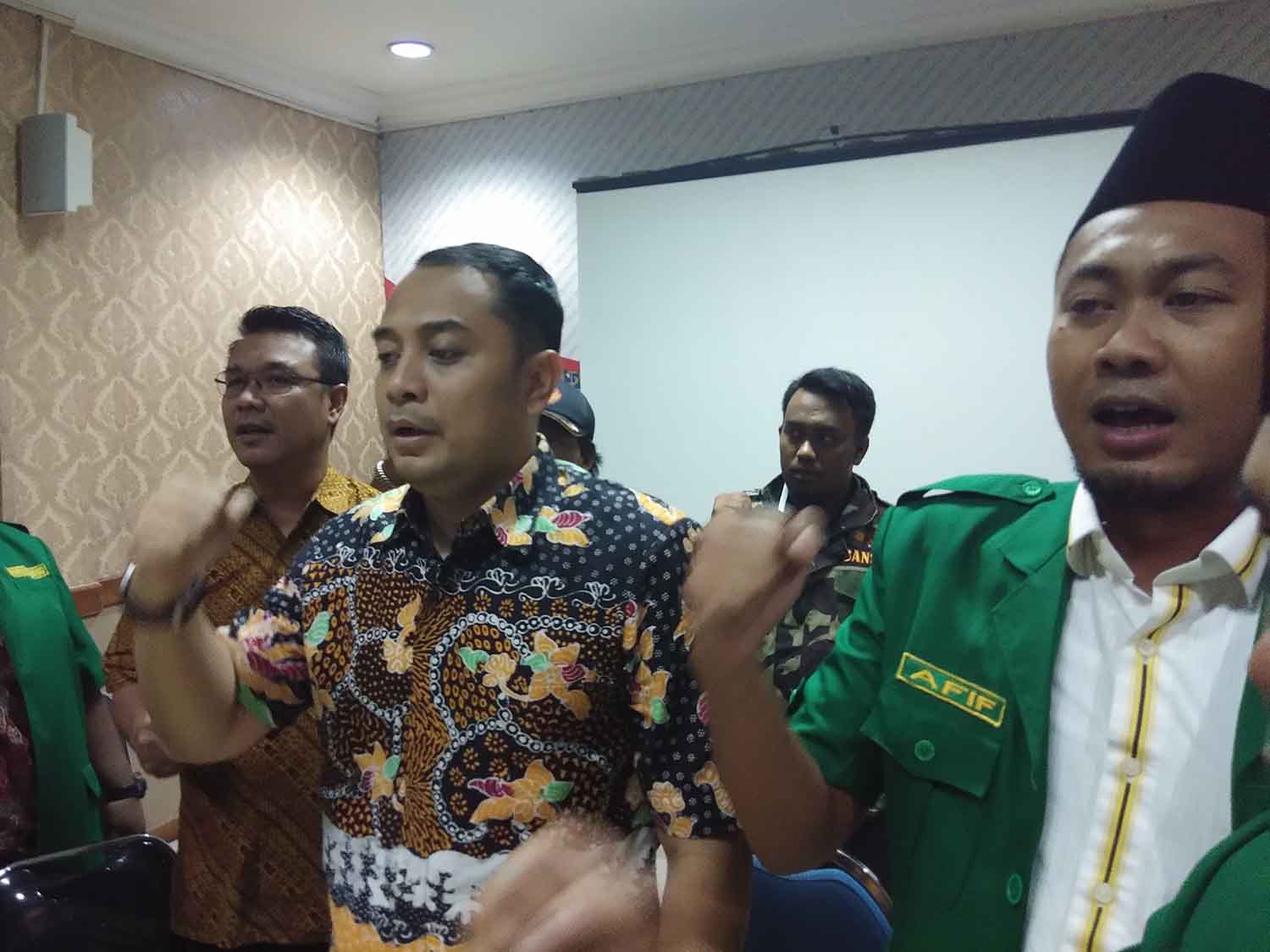 Ery Cahyadi bersama puluhan anggota Ansor menyanyikan lagu 'Ya Lal Waton'.